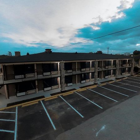 Riverside Inn & Suites By Oyo Danville Ceaser Casino Exterior photo
