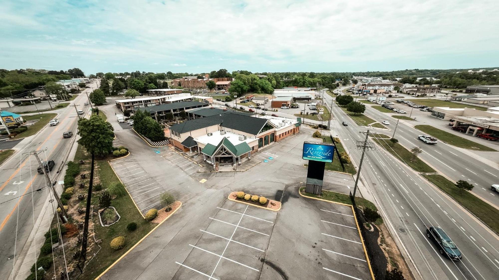 Riverside Inn & Suites By Oyo Danville Ceaser Casino Exterior photo